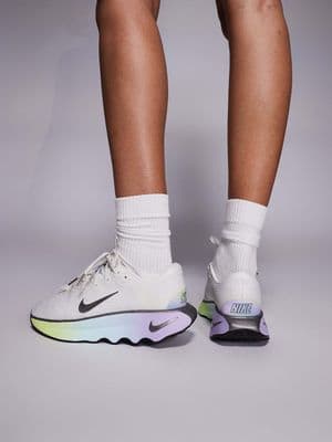 Nike Training Motiva SE sneakers