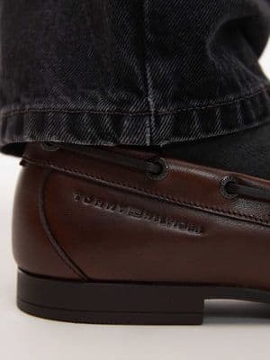 Tommy Hilfiger flexible boat shoe