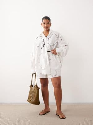 ARRANGE Curve cutwork embroidered shorts