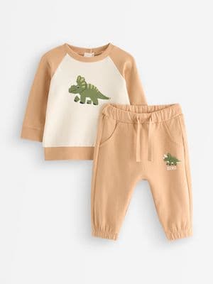 Set with sweater and joggers